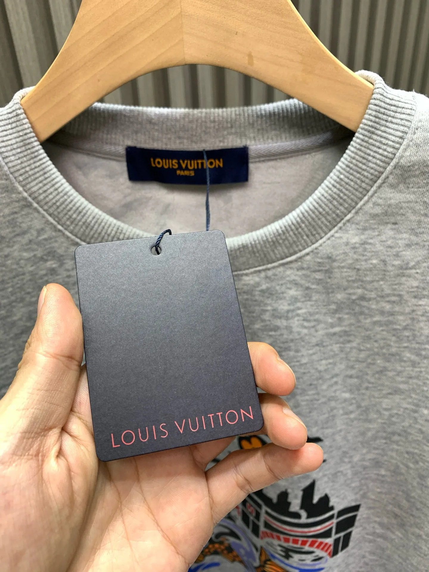 🅿️250 🀄️ Louis Vuitton Louis Vuitton 1*v25 new printed pullover round neck sweatshirt 400g pure cotton ➕ silver fox velvet Customized 400g same vat dyed fabric, very comfortable to touch, the latest brick cabinet synchronization for autumn and winter, trendy and wide, classic version for men and women, fashionable and individual, super versatile and good-looking, very suitable for both men and women, a must-have item for everyone